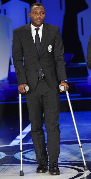 Asamoah si presenta in stampelle per ritirare il premio. Il ghanese è stato da poco operato al ginocchio sinistro. Ansa